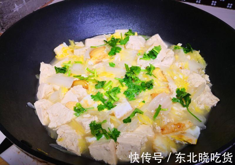 做白菜炖豆腐,好吃有秘诀,多加2样食材,汤汁奶白、香味浓郁!