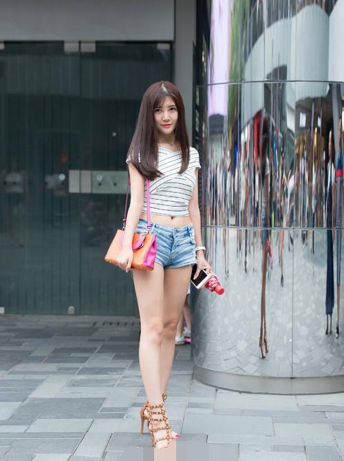 深蓝色系|牛仔裤一览5条裤子各有特色,美女也只能顺势而为