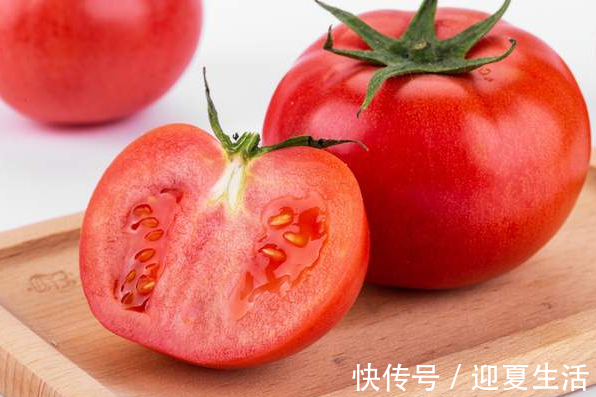 塑料袋|夏天保存西红柿，不需要放冰箱，菜农教你土方法，保存7天也鲜甜