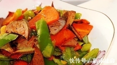 炒猪肝时,直接下锅是大错,多加一步,猪肝鲜嫩无腥味,特别香!