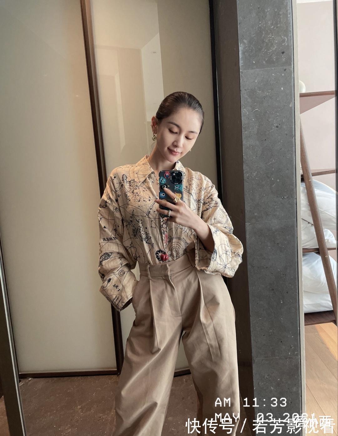 衬衫|58岁毛阿敏穿搭真时髦,花衬衫配五分裤,一头奶奶灰短发好吸睛