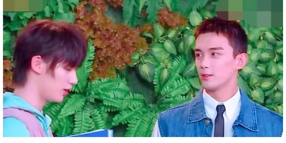 粉丝们|丁程鑫教吴磊撒娇wink，吴磊害羞到低头，丁程鑫反应让人直呼磕到了