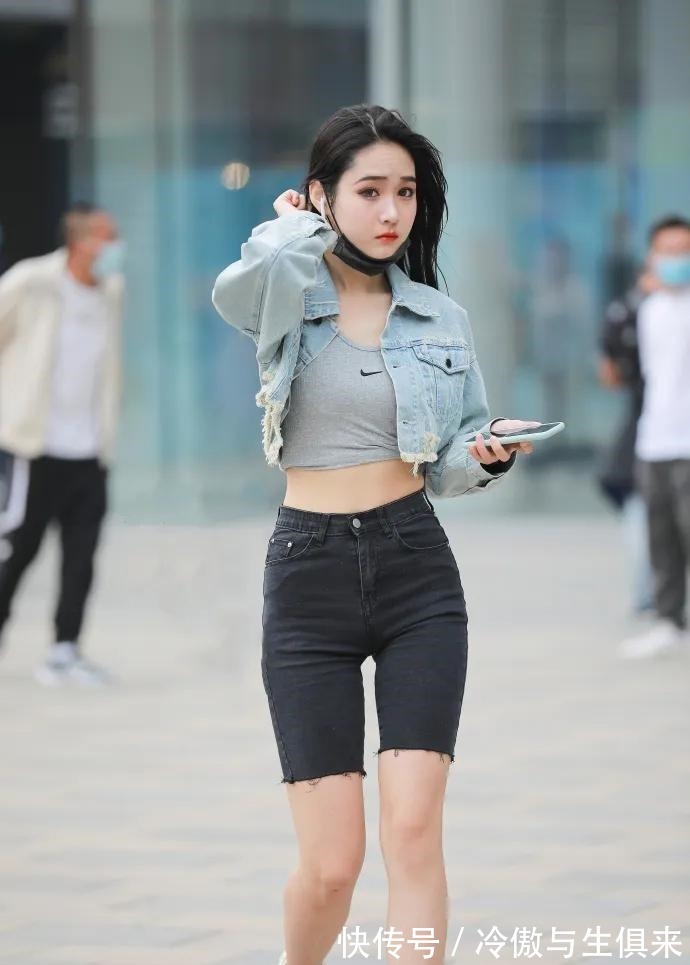 小蛮腰 节约又时髦的穿搭方式,显得个性化十足,满满的青春活力扑面而来