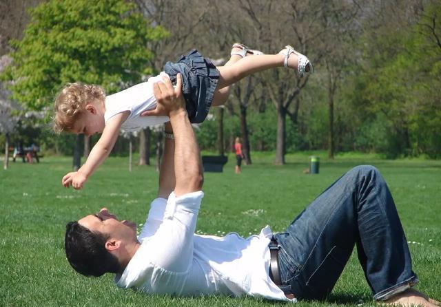 爸爸|娃被谁带大智商不同,耶鲁大学研究结果告诉你,谁带的娃更聪明