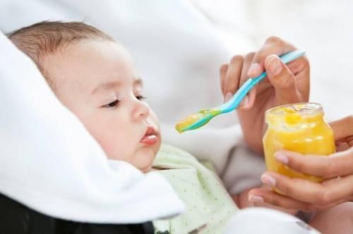 头几个月|宝宝频繁夜醒总是睡不安稳？有研究表明：可以尝试给宝宝添点辅食