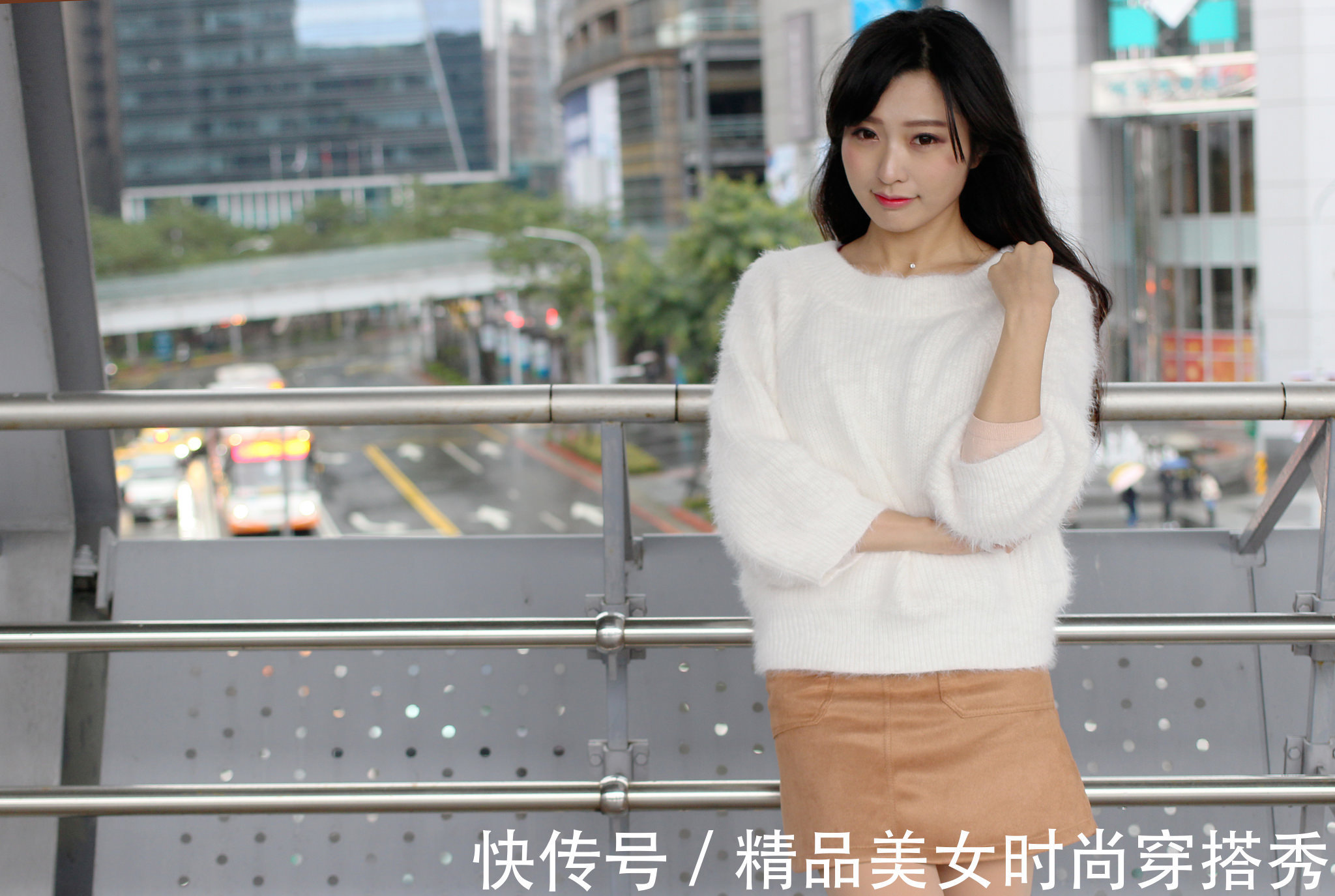 展示|美女身着米色西服短裙，搭配出精致的造型，展示出女人柔和的美