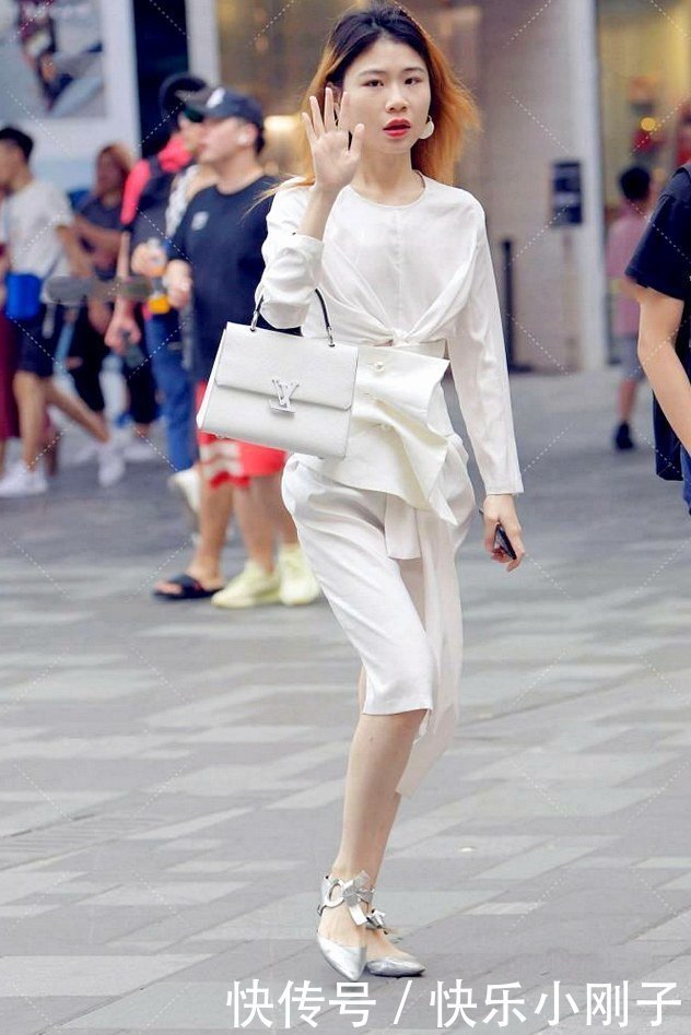 一条收腰连衣裙穿出效果,展示出非同一般的独特魅力