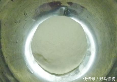  烙饼时，开水烫面还是加鸡蛋？早餐摊主：都不对，教你正确做法