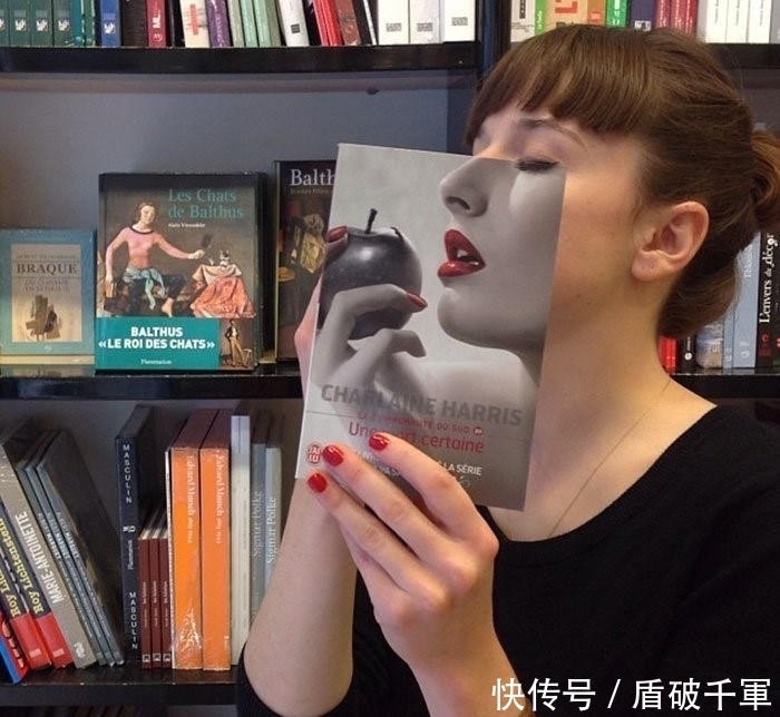 书店|图书封面错位拍照法,引发了书店的一阵潮流