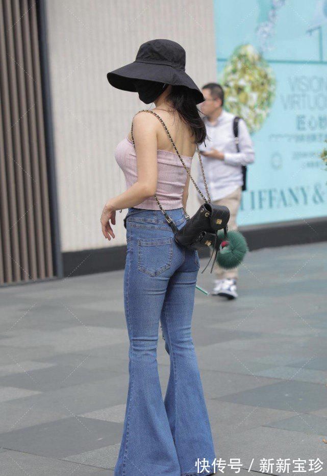 穿搭 抹胸装搭配喇叭裤独有的“肚脐装”，裤子太长能拖地，倒也展现了大长腿