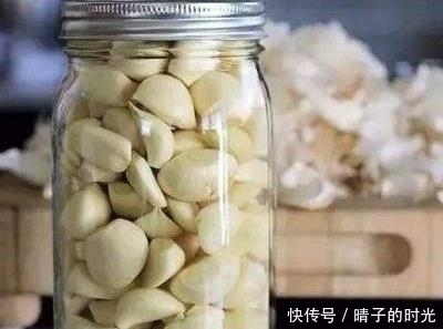 白酒泡大蒜,功效作用大,常吃对身体好,建议收藏