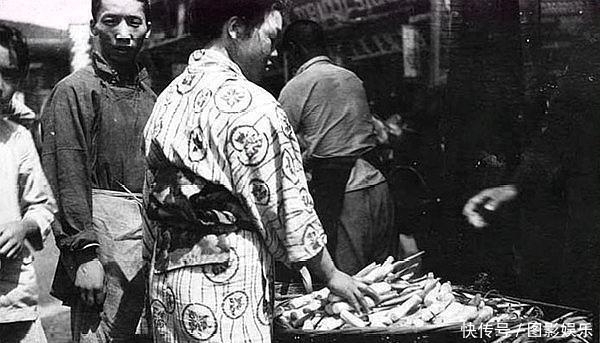 炒栗子|民国初期老照片:菜市场买菜的鬼子妇女,卖糖炒栗子的小贩