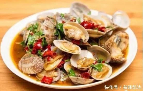 洗花蛤时,万不可加盐吐沙渔民牢记一个土方法,花蛤疯狂吐沙