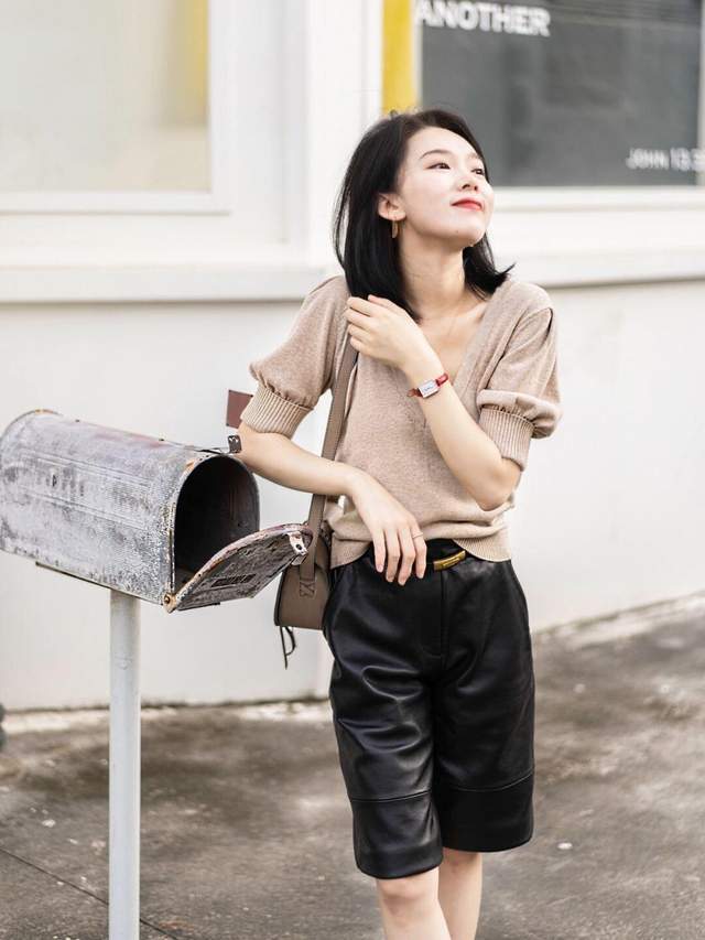 调节扣|秋冬,怎么穿性感女人味?风衣配白色衬衫和白色短裤,秀出大长腿