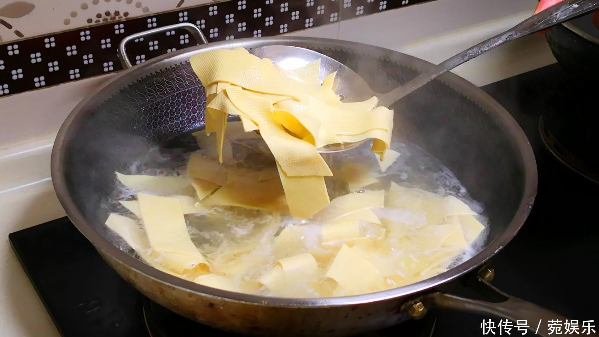 炖粉条时，多加2样食材，味道格外香，每次上桌汤都不剩下，香！