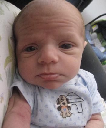 顺产|新生儿手拽避孕环顺产出生,我命由我不由天,谁也阻挡不了我来这个世界