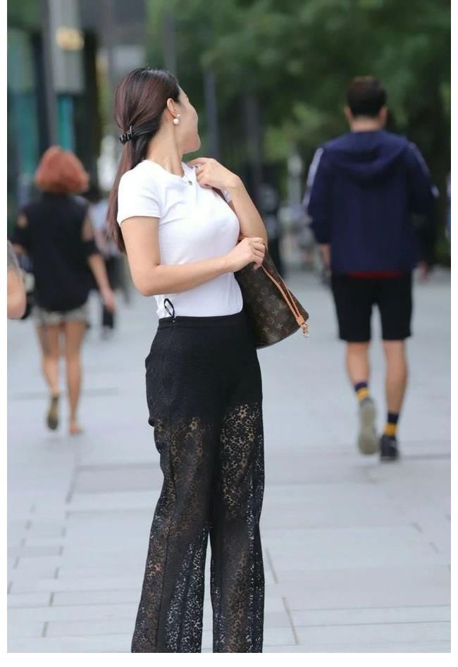 短袖衫 清新时尚的穿搭，白色短袖衫配黑色网纱裤，清凉美丽又优雅大方