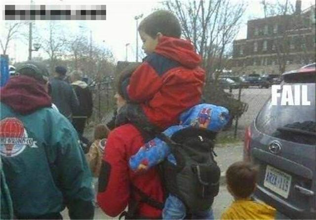 宝宝|小舅带娃方式走红,为玩游戏把外甥挂门上,网友:外甥正月剃头去