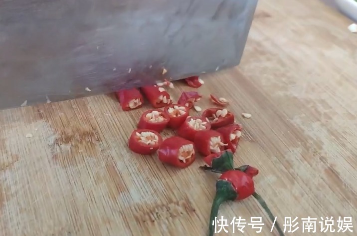 美味|鸡腿最简单的吃法，香辣美味，肉质软嫩，是一道不错的小凉菜