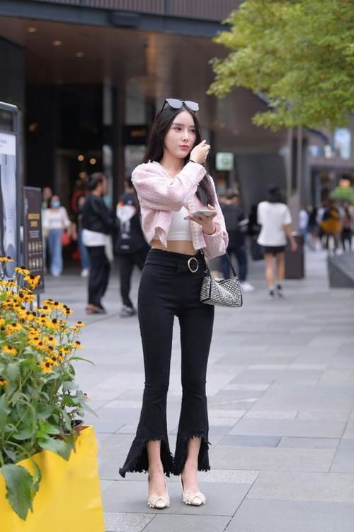 穿搭|小姐姐穿紧身牛仔裤,彰显清纯活力,展现好身材