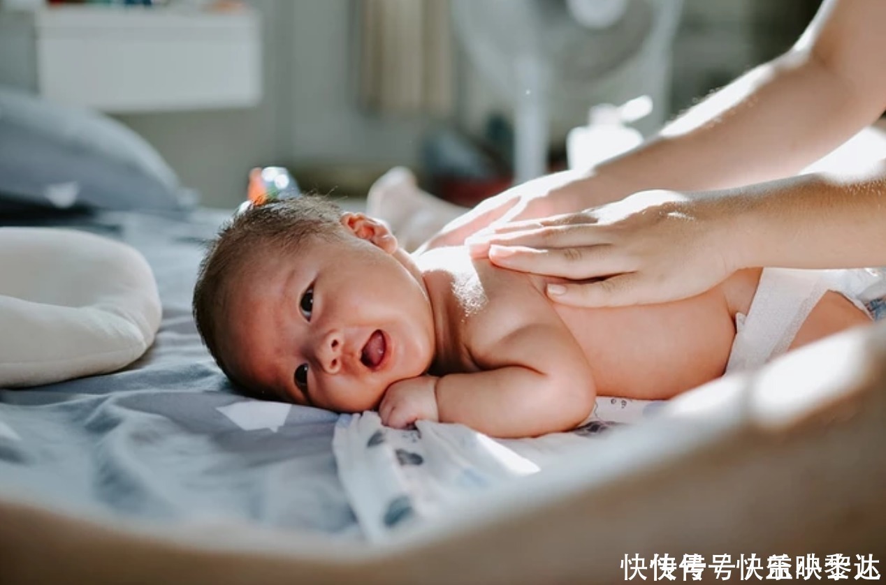 宝宝|宝宝“高难度睡姿”火了，宝妈掀开被子后：这娃已打通任督二脉？