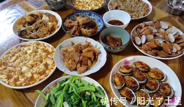晒娘家晚餐,有肉有海鲜,青菜豆腐齐上桌,大人小孩吃得香!