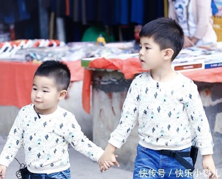 公交车|小男孩护送“怀孕妈妈”坐公交,举动被赞有教养,网友:多生几胎