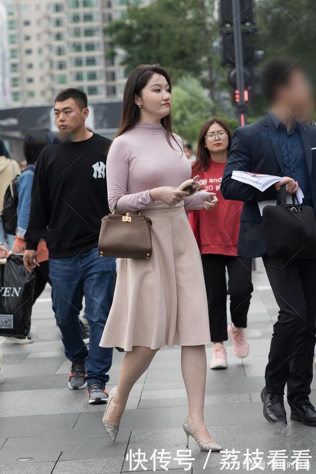 上衣 淡紫色上衣搭配大摆A字裙,温婉秀气,打造知性淑女风