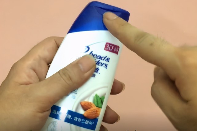 洗发水|洗发水瓶的盖子不要扔，剪几刀放到卫生间，全家人都要抢着用！