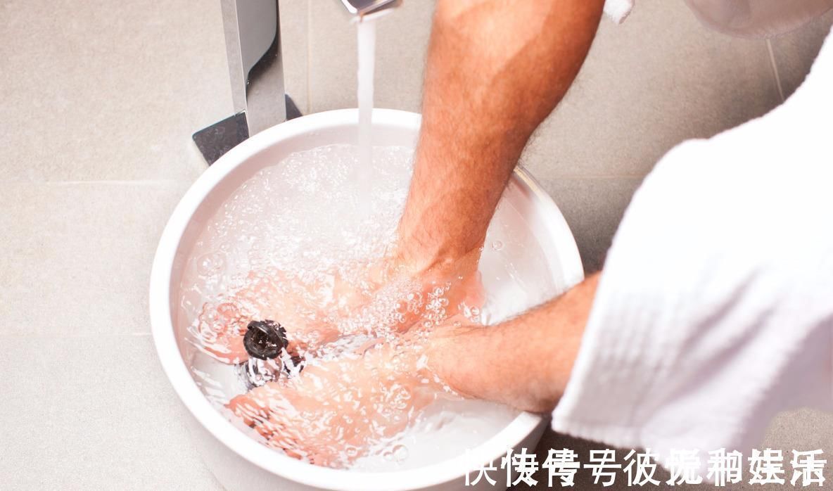 盐水|洗脚时,坚持在水里面放一把食盐,坚持1个月,3个好处不请自来