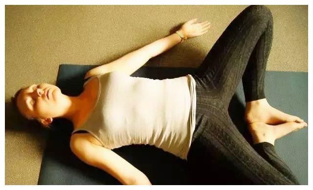 体式|仰卧束角式每天躺几分钟,放松身心,打开髋部,好处多多