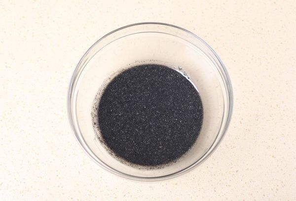  黑芝麻与糯米粉的巧妙混合，令人垂涎欲滴，一吃就上瘾