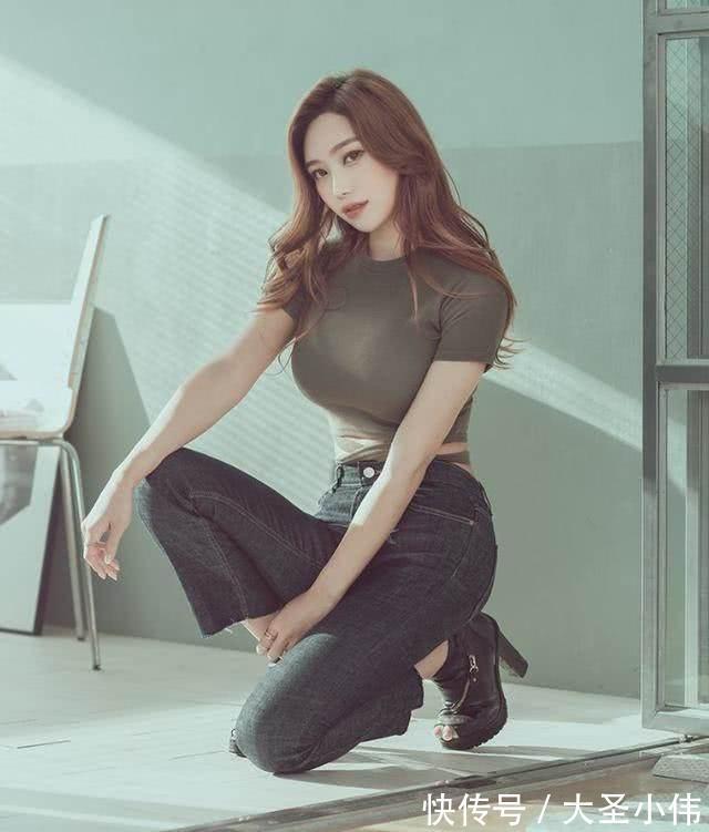 干练一面|美女街拍:紧身牛仔裤勾勒出东方美,秀出女人的小蛮腰,有一种媚态迎面而来