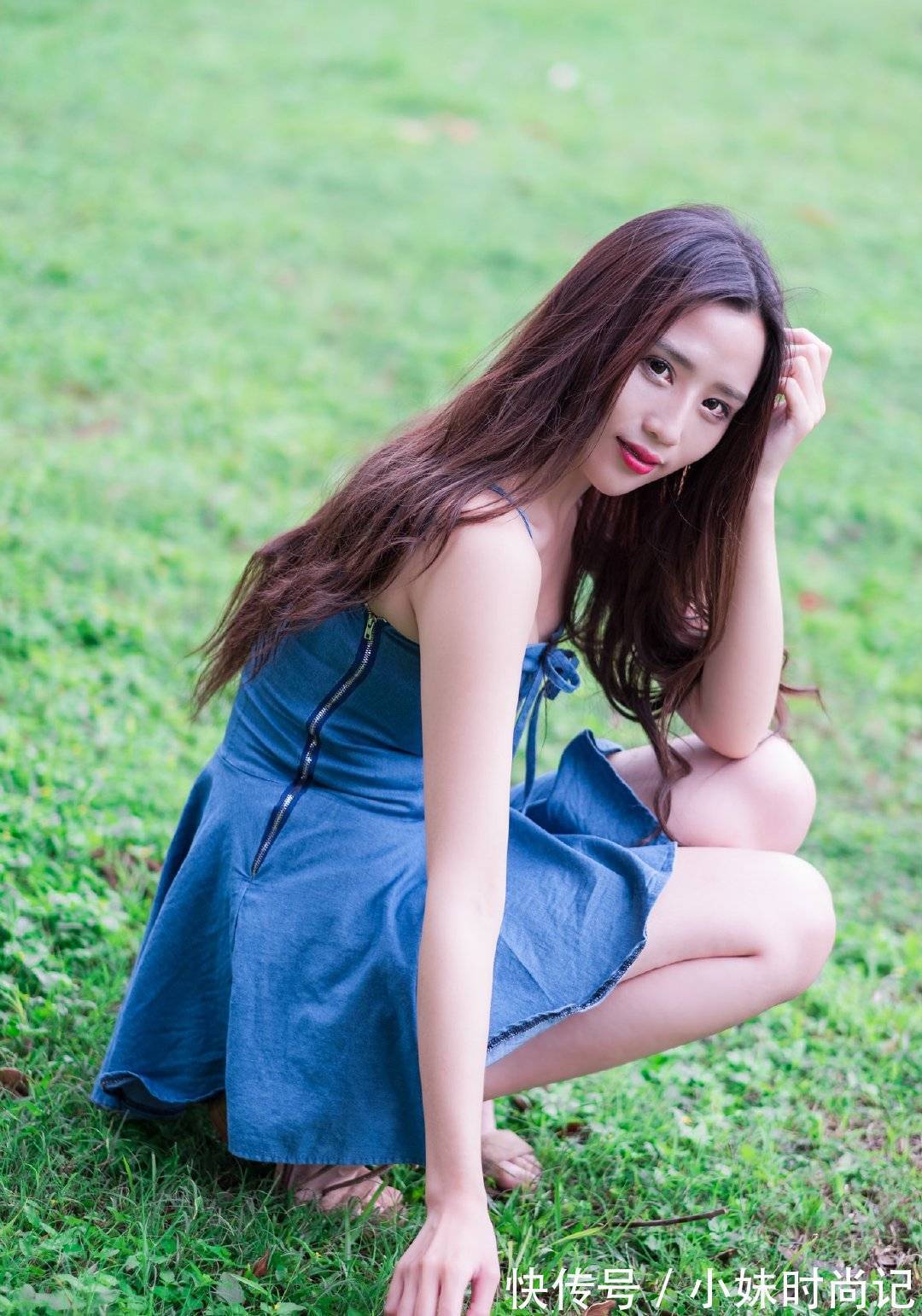 牛仔裙 牛仔裙吊带的款式十分的性感迷人,搭配绑带高跟鞋,减龄又时尚