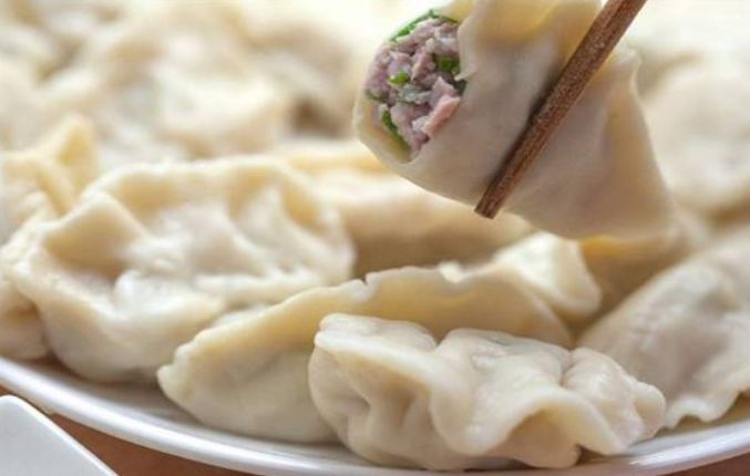 煮饺子时，不要开水直接下锅！多做1步，不粘锅不破皮，爽滑筋道