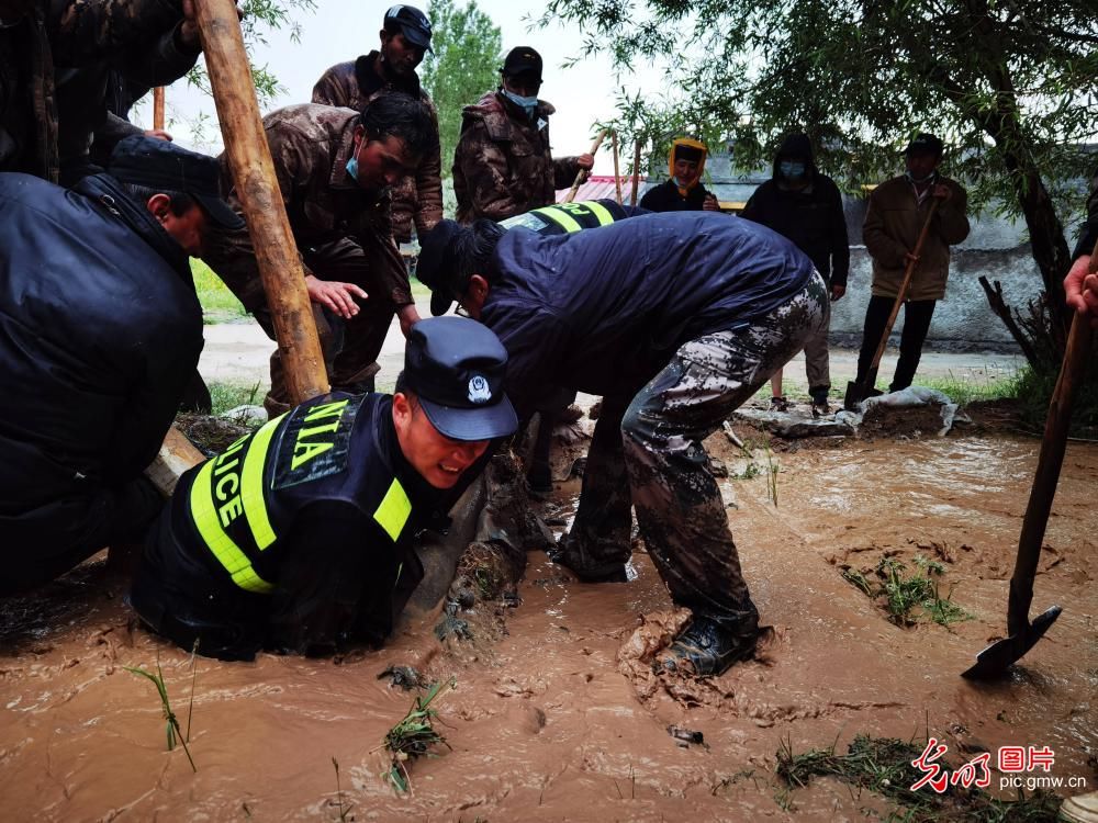 抗洪抢险|民警奋战在抗洪抢险一线