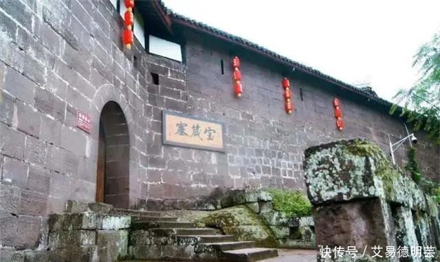 四川有座千年塞堡，建筑周圍3面是懸崖，堡中還有108道門