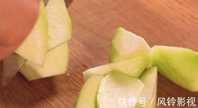 丝瓜蒸腊肠|简单好吃的丝瓜蒸腊肠，荤素搭配，营养美味，家中孩子爱吃的菜肴