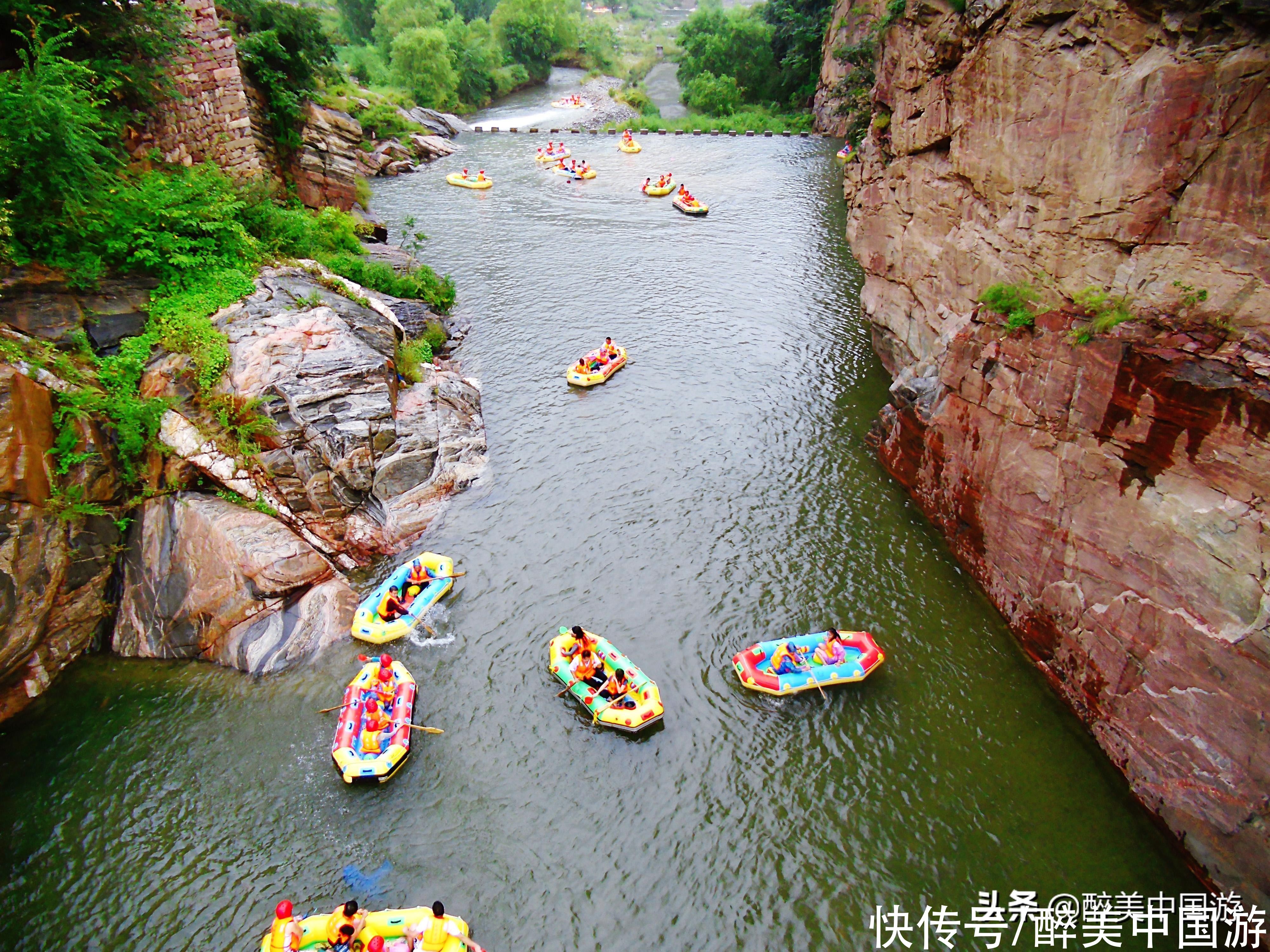 这里奇峰涧壑，走进峡谷，犹如步入百米画廊，最适合自驾游