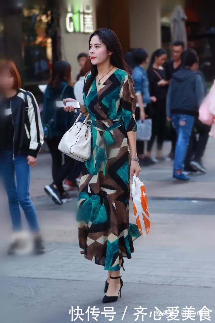 美女脚上穿上一双浅绿色的剪头高跟鞋,走路的姿态都散发着魅力