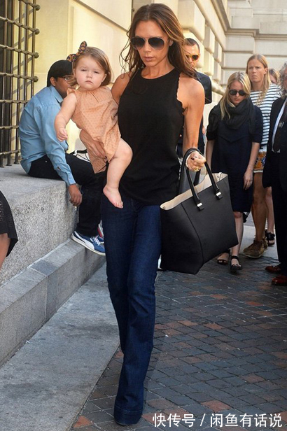 裤脚|贝嫂为显高也不容易,163身高穿“扫地裤”,还得踩20厘米高鞋跟