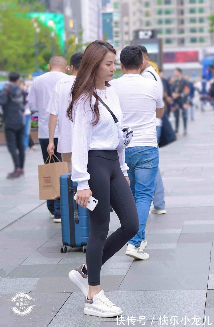 穿搭 舒适服帖的打底裤穿搭简约不失潮流感，展现英姿飒爽，时尚精致