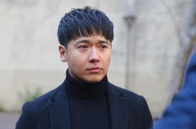 高云翔消失5月后罕晒照,晒黑一圈变憔悴,与前妻董璇状态差太多