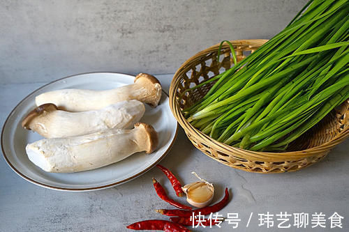 韭菜|冬天的韭菜,鸡蛋靠边站,和这菜炒,实惠又鲜香美味,快学做起来