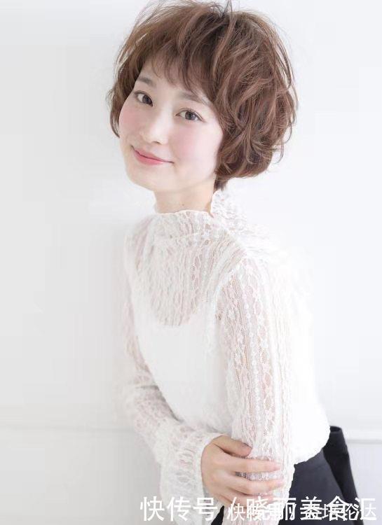 蓬松度|40岁的国字脸女性适合什么样的发型?短发减龄显瘦,中发有女人味