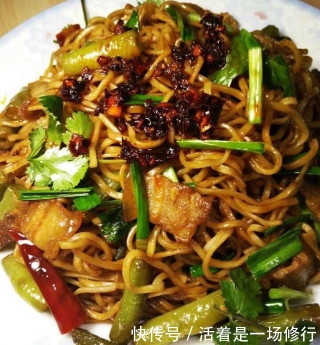 面食|老妈的焖面做成这样,香的流口水,一人一碗不够吃