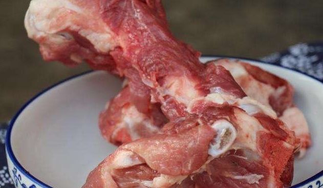 骨头汤|骨头汤怎么炖都不白?大厨指出原因,用水不正确,时间再长也白炖