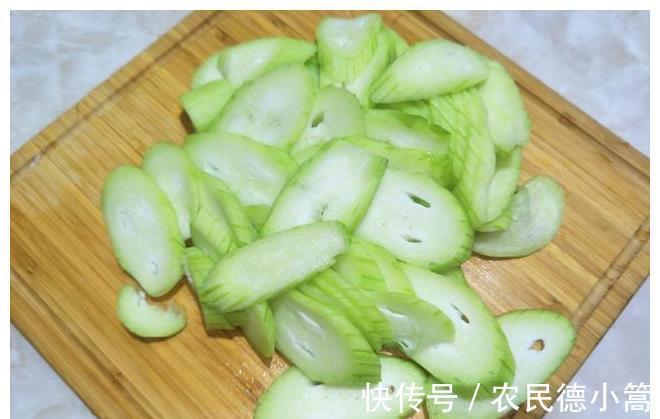 丝瓜|炒丝瓜,别只知道干炒,多加1步,丝瓜嫩绿不发黑