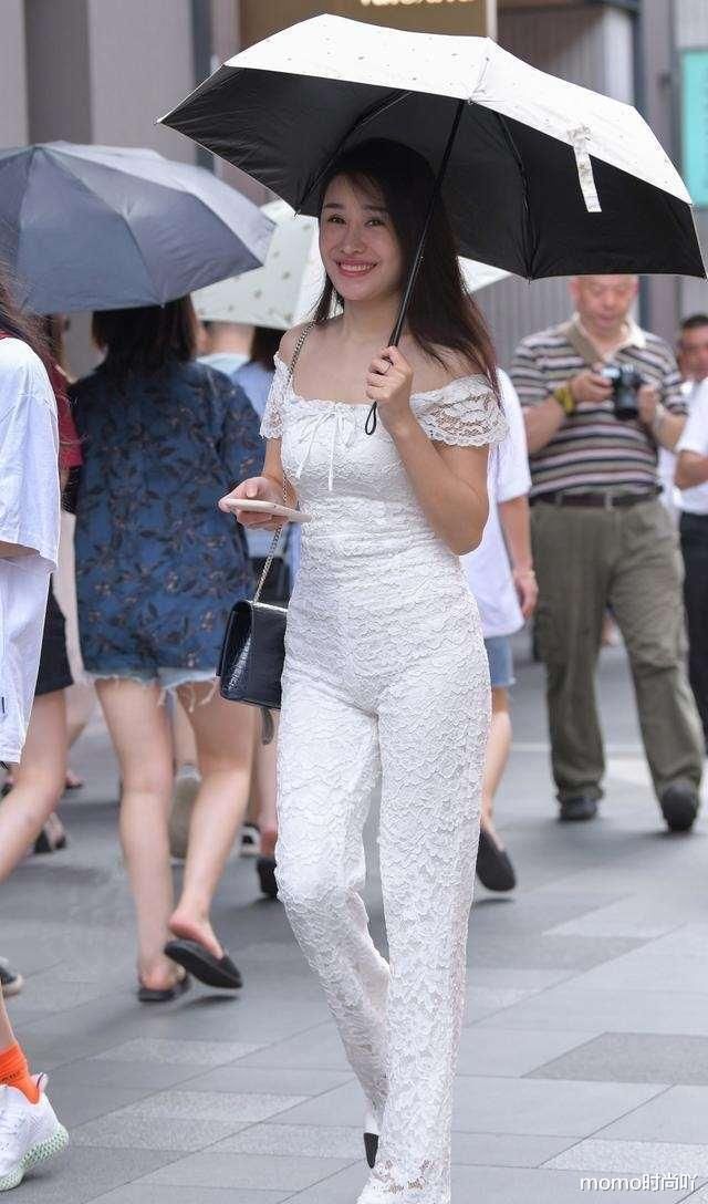 瑜伽裤尽显美女的迷人身段，提升了气场，优雅高贵