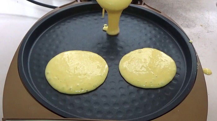 玉米面和面粉最完美搭配做法,不放一滴水,香甜暄软,做法超简单